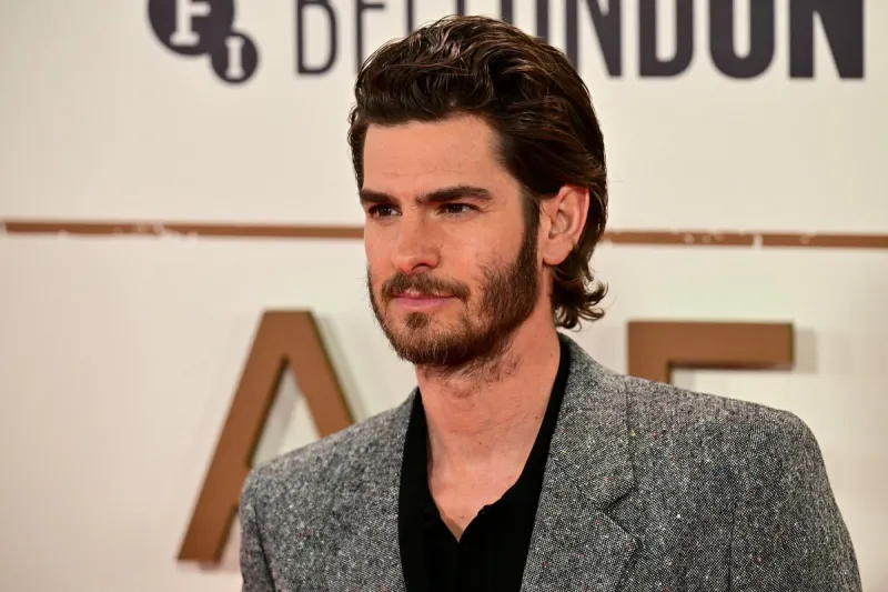 أندرو غارفيلد بإطلالة جديدة: شعر أشقر يغير ملامحه تمامًا