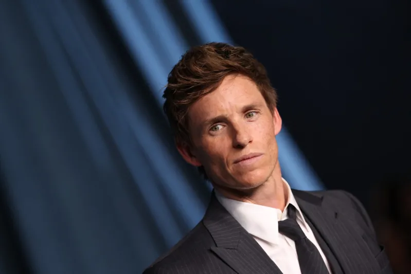 في عيد ميلاده الـ 44.. كم تبلغ ثروة إيدي ريدماين اليوم؟