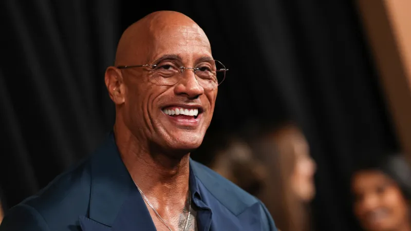 دوين جونسون يروي قصة طفولته المضطربة وانعكاسها على مسيرته الفنية 