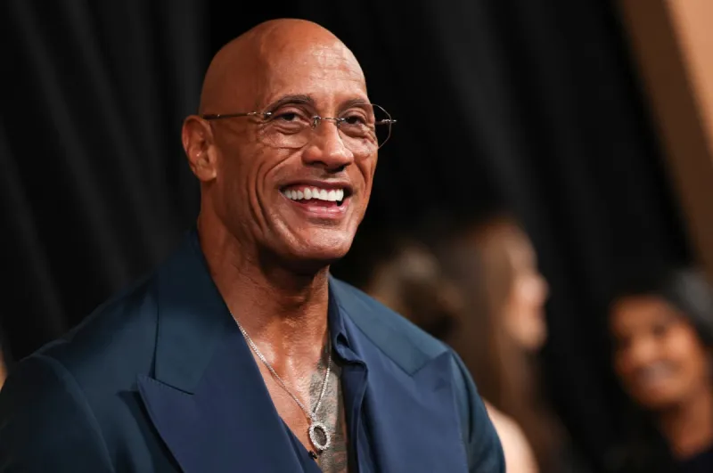 دوين جونسون يكشف سر نجاحه.. مهارة من WWE قادته إلى "غولدن غلوب"!