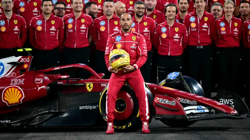 لويس هاميلتون يحتفل بالذكرى الـ75 للفورمولا 1 مع فيراري.. ما سر البطاقة الماسية؟