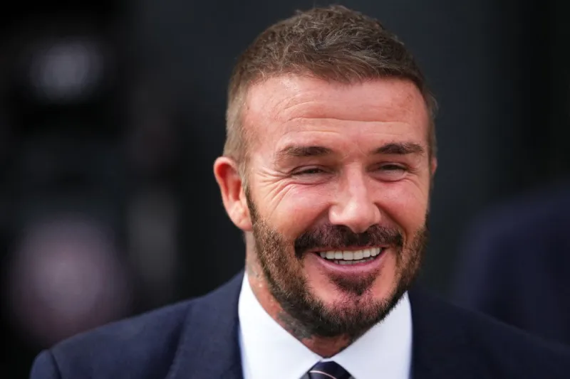 بين الأزمات العائلية والنجاح المالي: استكشف ثروة ديفيد بيكهام في 2026!