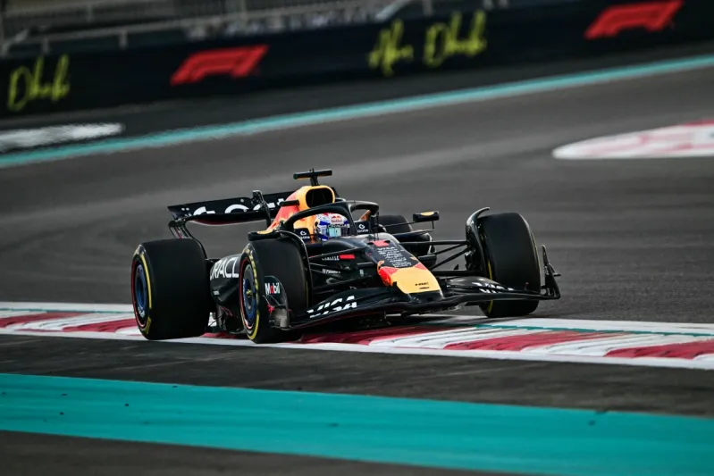 هاميلتون خارج قائمة أفضل 10 سائقين لعام 2025