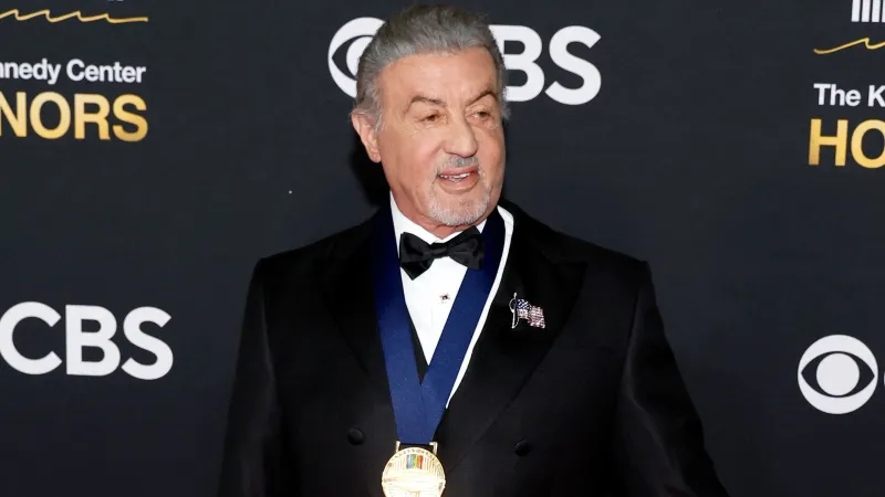 مفاجأة للجمهور.. كيف يحافظ سيلفستر ستالون على قوته في الثمانين؟ (فيديو)