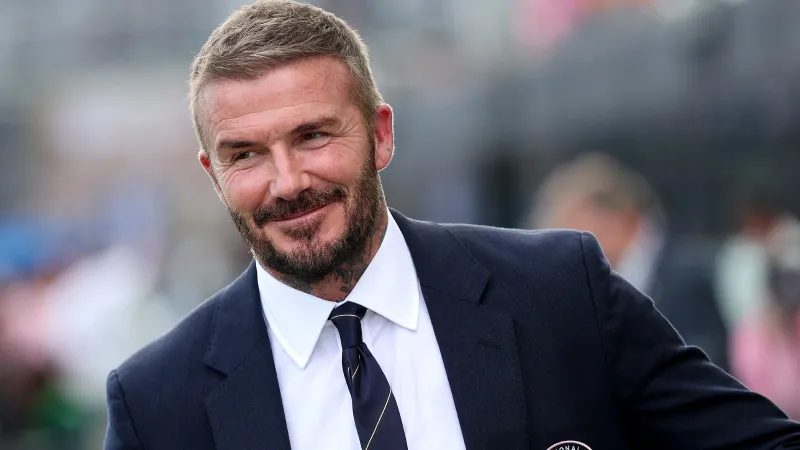 ديفيد بيكهام يظهر في دافوس.. ماذا قال عن أزمة ابنه بروكلين؟ (فيديو)