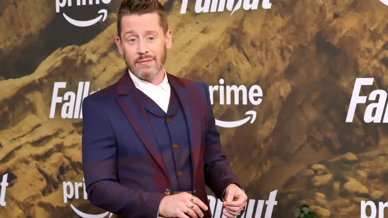 ماكولي كولكين يعود بعد 35 عامًا: أيقونة التسعينيات على مسرح غولدن غلوب