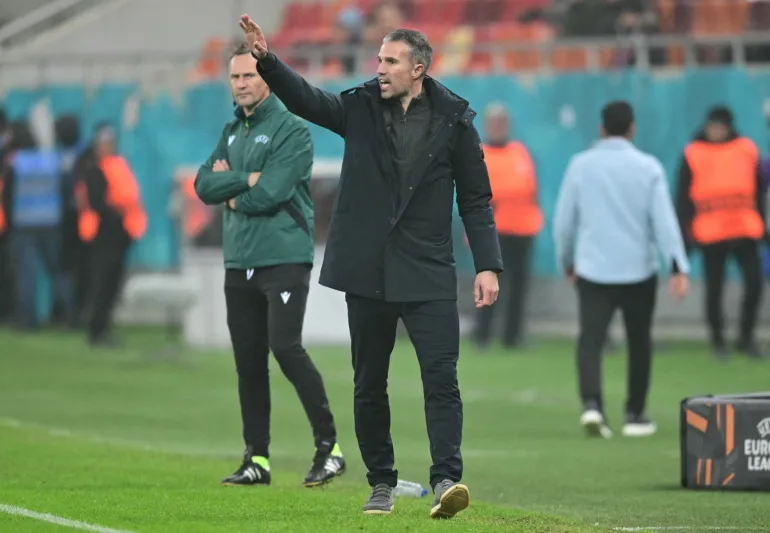 لحظة مؤثرة: ردة فعل روبن فان بيرسي بعد إصابة نجله في الدوري الأوروبي (فيديو)