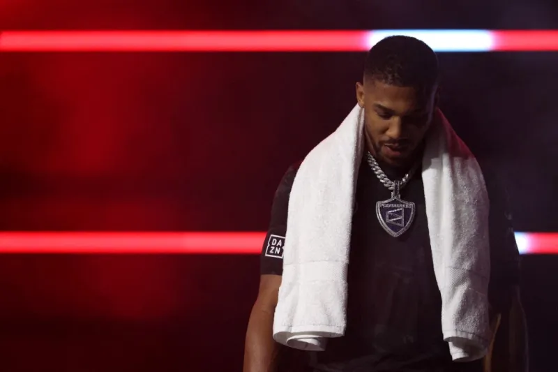 أنتوني جوشوا يغادر المستشفى بعد نجاته من حادث سير مميت في نيجيريا