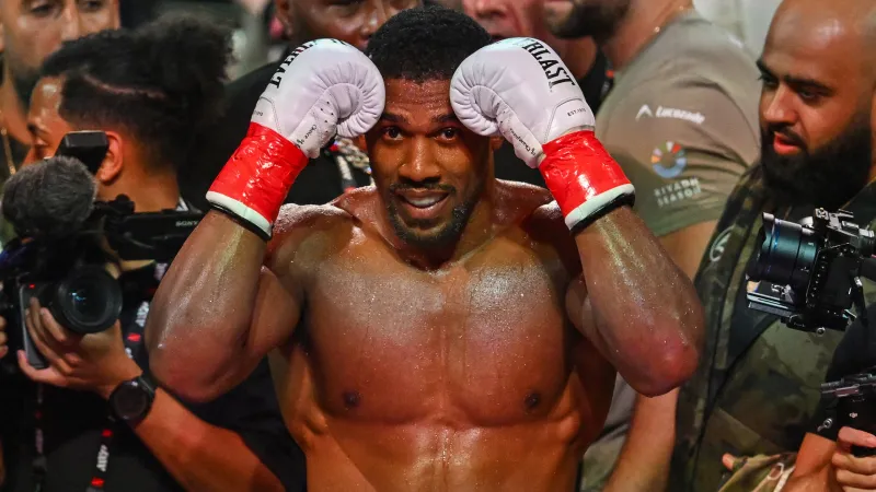 أنطوني جوشوا يودّع صديقيه بكلمات مؤثرة.. ماذا قال؟