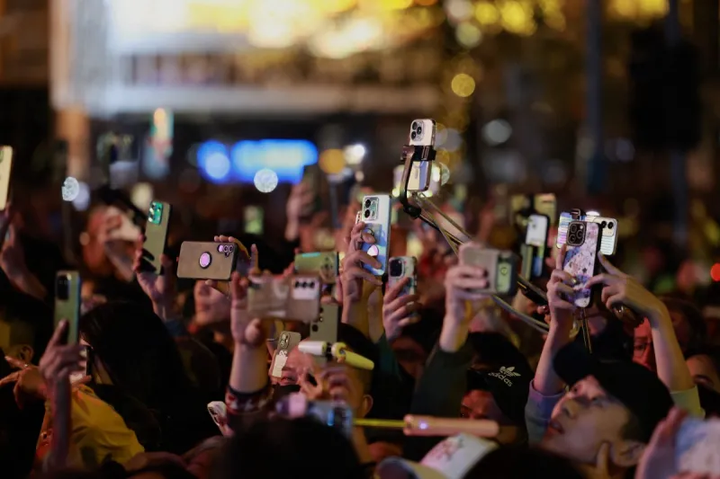 11,787 طائرة تُحول السماء إلى لوحة ثلاثية الأبعاد (فيديو)