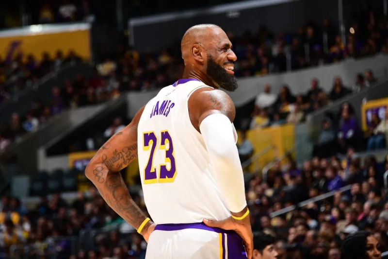 ليبرون جيمس يكشف سر إطلالته المميزة: إطلالتي اليوم من اختيار ابنتي!