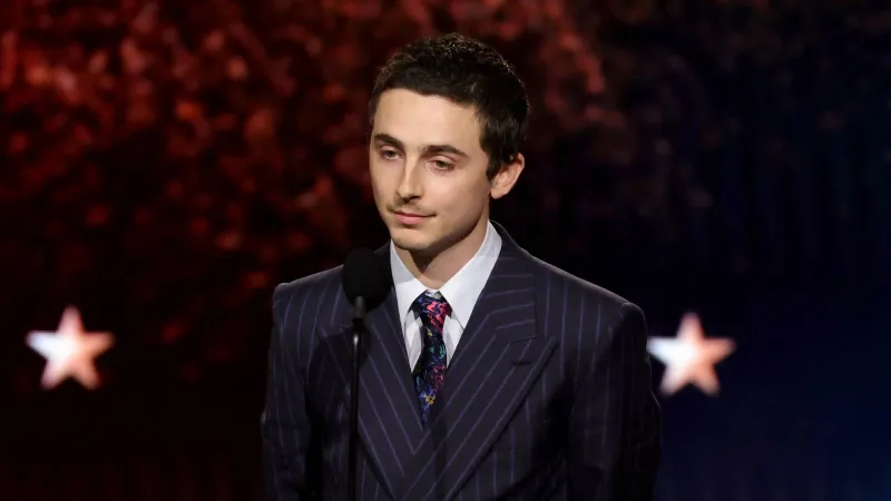 تيموثي شالاميه يتألق بسلسلة «Marty Supreme» المرصعة بالألماس