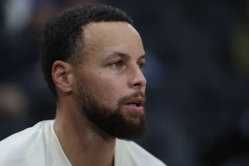 مقتنيات كاري من نهائيات 2022 تُثبت قيمتها في سوق المقتنيات الرياضية