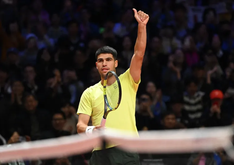 بداية نارية لعام 2026.. كارلوس ألكاراز يُسقط المصنف الأول عالميًا في قمة كورية (فيديو)