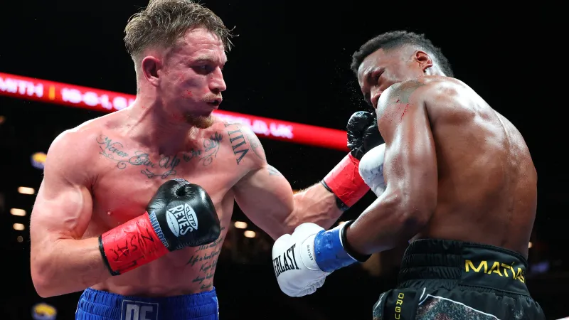 ضربة قاضية تغيّر المعادلة.. دالتون سميث ينتزع لقب الويلتر الخفيف من ماتياس (فيديو)