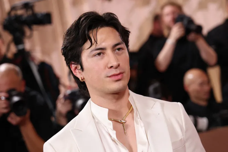 هدسون ويليامز: من نجم مسلسل إلى أيقونة في الأناقة الرجالية 