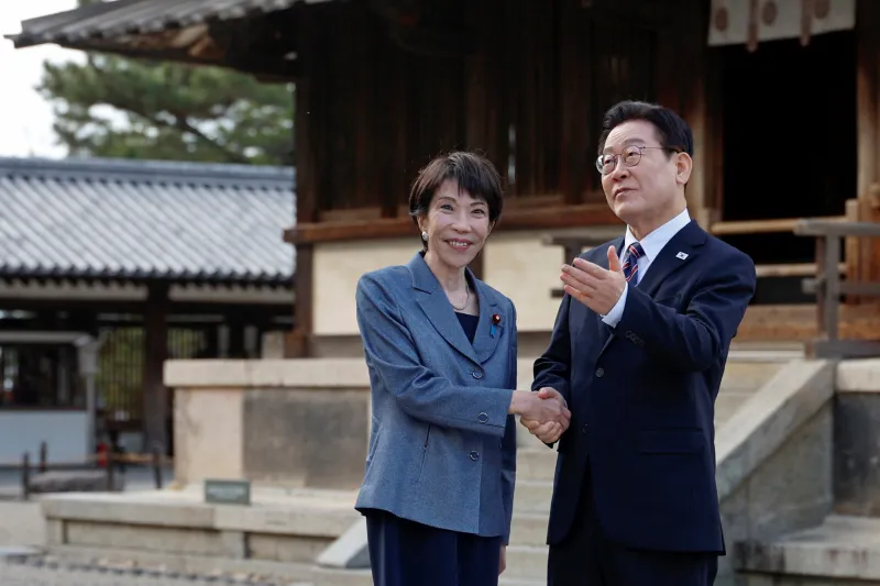رئيسة الوزراء اليابانية ورئيس كوريا الجنوبية يكسران البروتوكول بتصرف "غير متوقع" (فيديو)