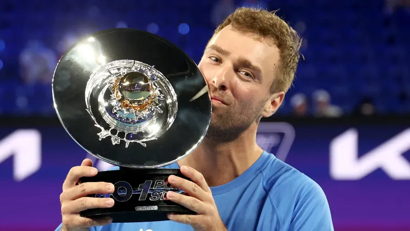 بطولة أستراليا المفتوحة تفاجئ العالم.. هاوي يهزم سينر ويتوج بجائزة المليون (فيديو)