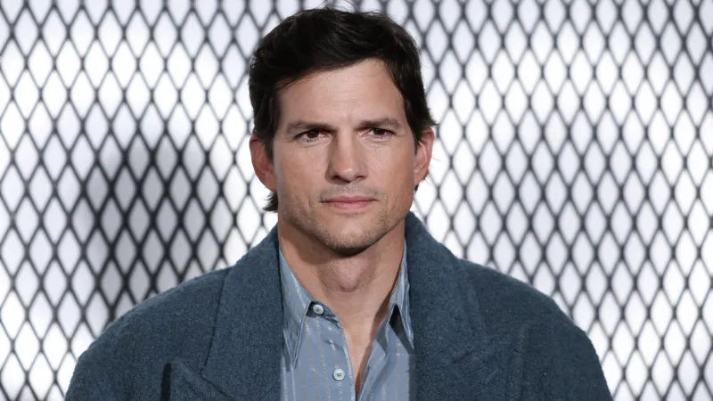 بعد خمس سنوات من الجدل.. أشتون كوتشر يكشف حقيقة عاداته في الاستحمام