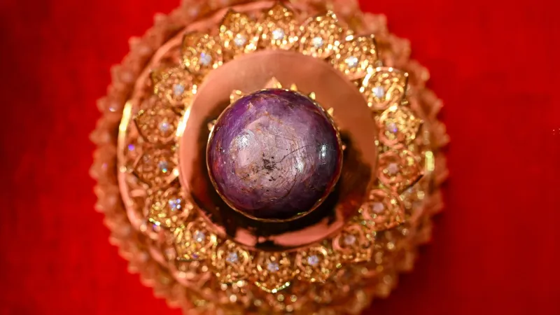 الكشف عن أكبر ياقوت أرجواني نجمي.. أين تم اكتشافه وكم يبلغ سعره؟