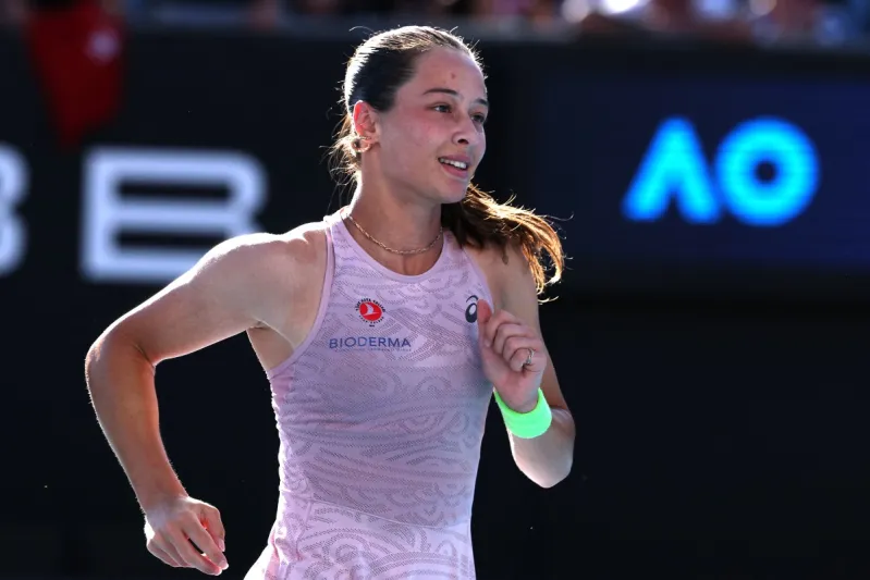 موقف إنساني في أستراليا المفتوحة: زينب صونمز تسرع لمساعدة زميلتها بعد سقوطها (فيديو)