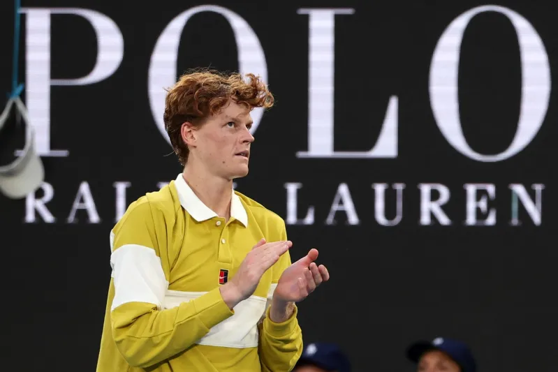 سينر يحقق فوزًا في أستراليا المفتوحة ويصفق لزميله بعد انسحابه (فيديو)