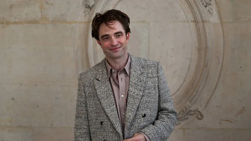 باتينسون يتحدث عن طفلة صغيرة "تتابع أعماله السينمائية"