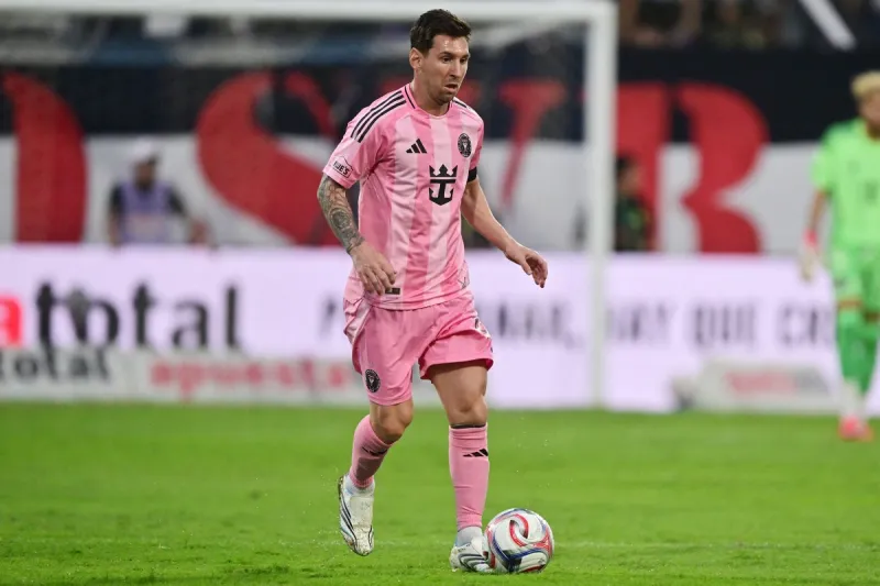 دموع وعناق وقميص تاريخي.. ميسي يحقق حلم العمر للاعب أليانزا ليما (فيديو)