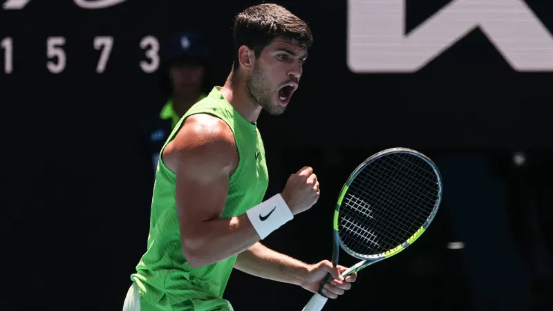 سوار ذكي يُثير الجدل في أستراليا المفتوحة.. لماذا أُجبرألكاراز على إزالته؟