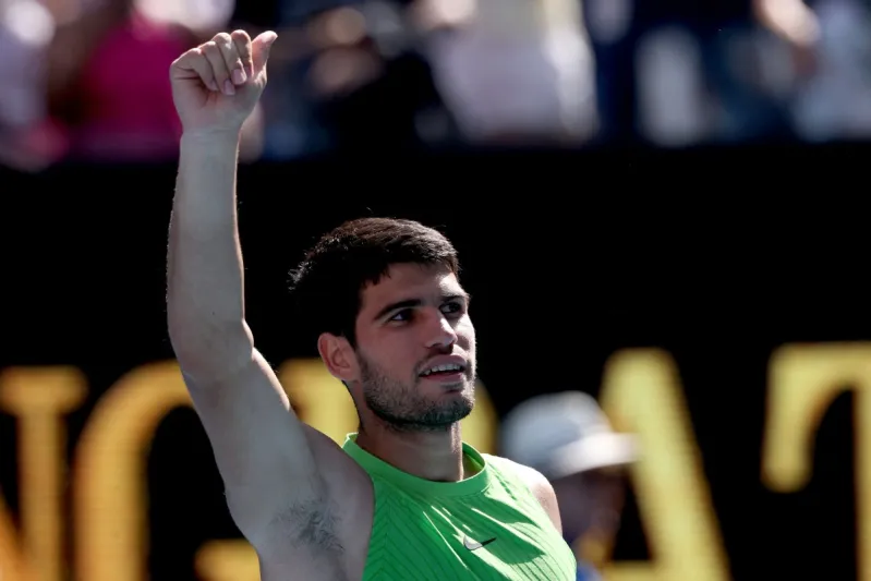 كارلوس ألكاراز يواصل التقدم في أستراليا المفتوحة.. وكوميديا الجماهير لا تتوقف! (فيديو)