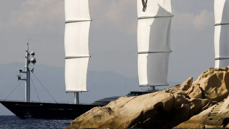 مواجهة العملاقين: أشهر اليخوت الشراعية تلتقي في مياه سان فرانسيسكو