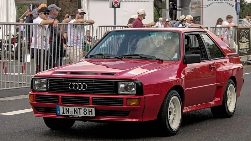 نجم سباقات العالم يتجول بسيارة نادرة تُقدر بـ4 ملايين دولار في موناكو