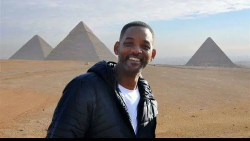 ويل سميث يستكشف أهرامات الجيزة ويقترب من أسرار الحضارة المصرية القديمة (فيديو)