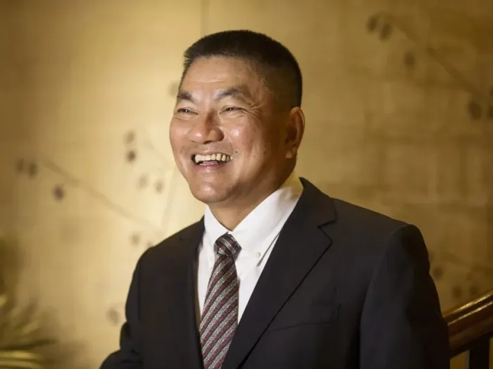 ملياردير في هونغ كونغ يستثمر ربع ماله في الذهب؟