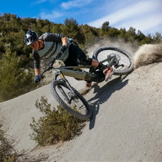 دراجات كانيون الكهربائية تتحدى الجبال ببطارية 800 واط.. كم يبلغ سعرها؟