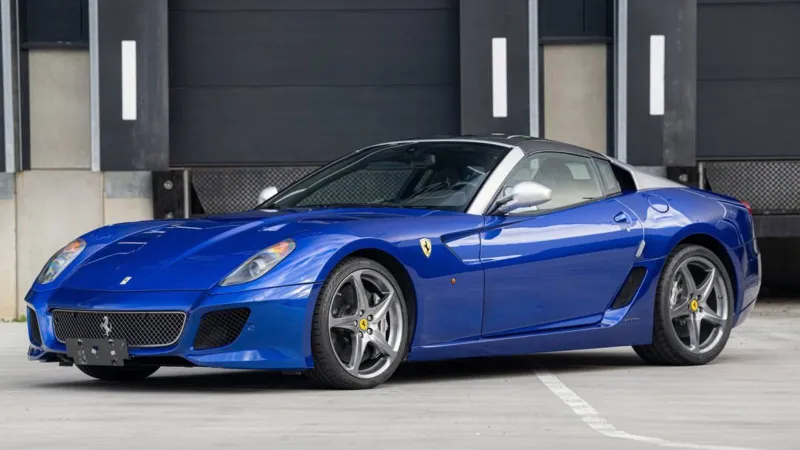 فيراري SA Aperta للبيع.. تحفة نادرة بمحرك V12