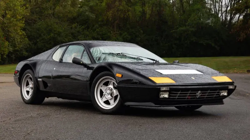 عودة أيقونة فيراري: سيارة 512 BBi تصل المزاد بأفضل حالاتها