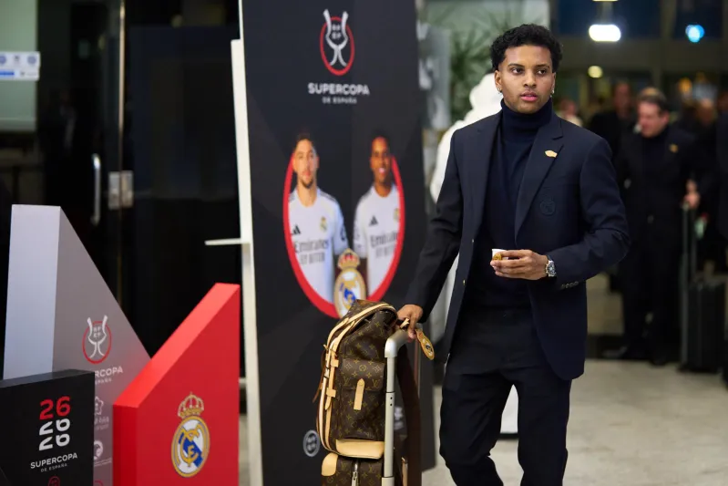 فريق ريال مدريد يصل إلى جدة استعدادًا للسوبر الإسباني (فيديو)