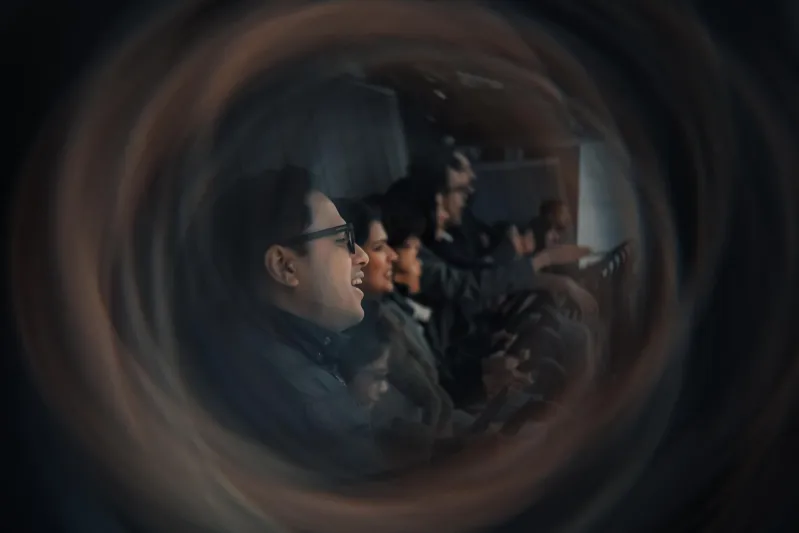 نجوم "هند في بلاد السند" يخوضون تجربة تحليق فريدة في فلاينق أوفر السعودية (فيديو)