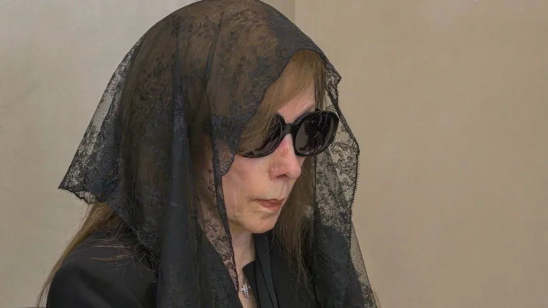 فيروز تودع نجلها هلي الرحباني.. تفاصيل اللحظات الأخيرة والمراسم المؤثرة (فيديو)