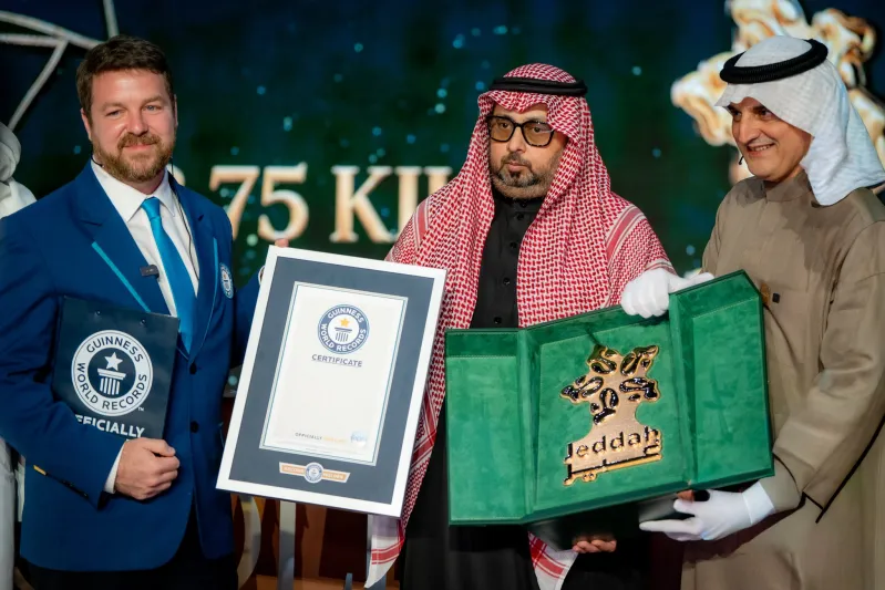 شعار موسم جدة يدخل "غينيس" كأثقل درع ذهبي في العالم