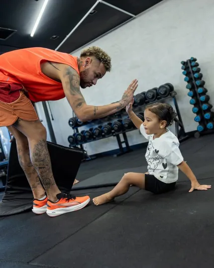 من قلب الجيم.. ابنة نيمار تمنحه لمسات عفوية طريفة