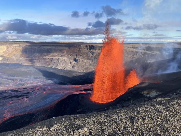 حمم ونوافير نارية في السماء.. بركان كيلاويا يعود للنشاط مجددًا (فيديو)