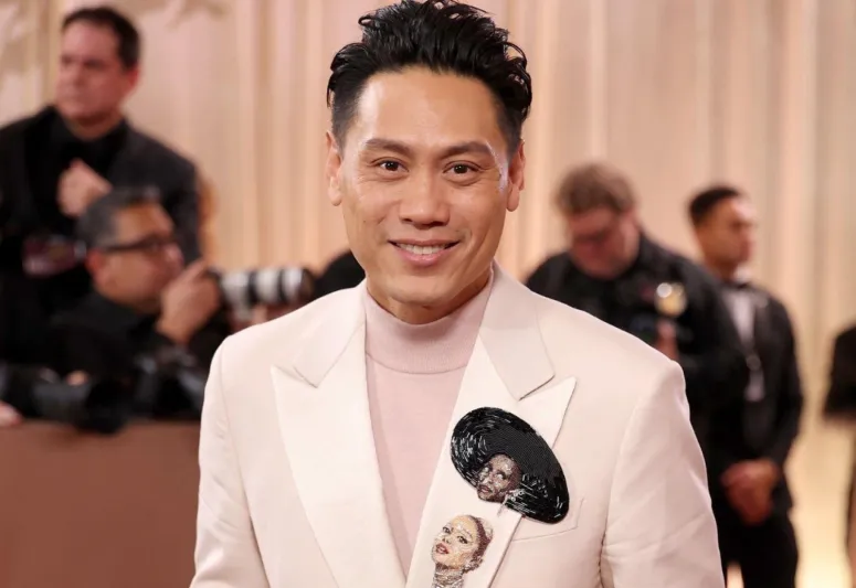 جون إم. تشو يخطف الأنظار بإطلالة تحمل توقيع شخصيات فيلمه الجديد (فيديو)