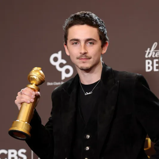 «أحبكم كثيرًا».. تيموثي شالاميه يحوّل منصة غولدن غلوب إلى لحظة إنسانية مؤثرة (فيديو)