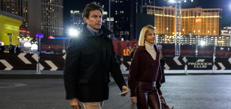  رئيس فورملا 1 مرسيديس يخطف الأضواء بسيارة نادرة بـ1.5 مليون دولار (فيديو)