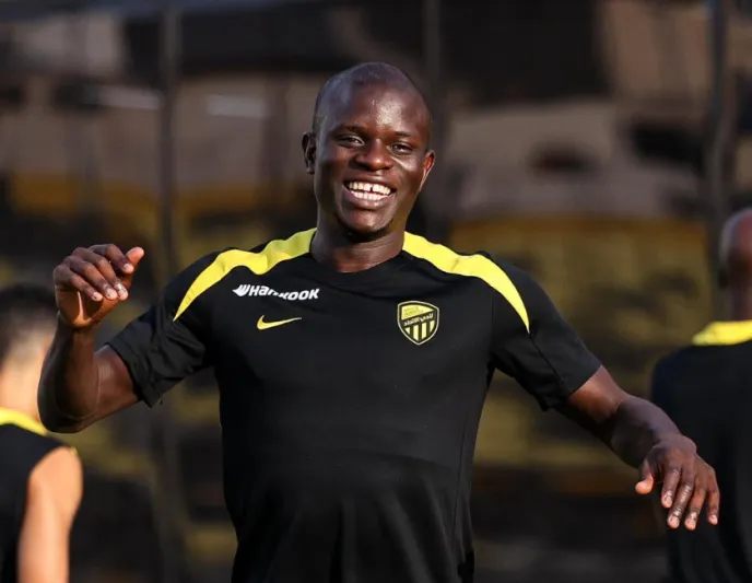 نادي تركي يُجري مفاوضات لضم نجم خط وسط الاتحاد السعودي