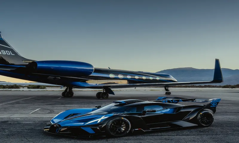 Bugatti Bolide تستعرض قوتها بجوار طائرة Gulfstream G550