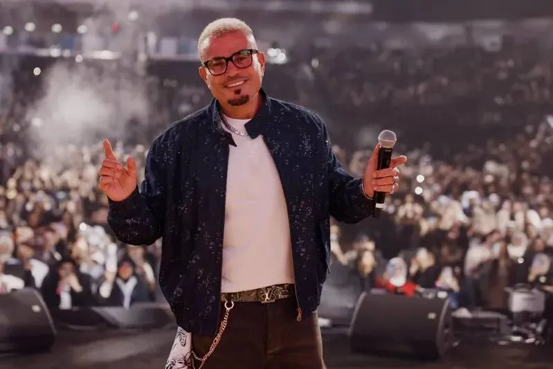 بأغاني كلاسيكية متنوعة.. عمرو دياب يفاجئ جمهوره بظهور ابنته على المسرح (فيديو)