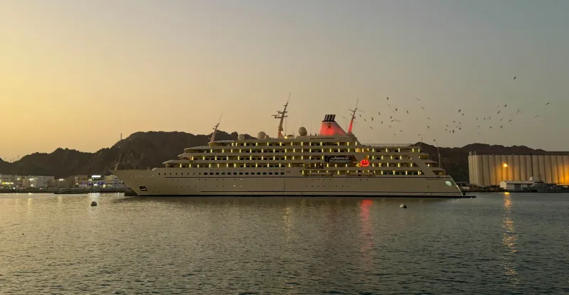 ثاني أطول يخت في العالم يظهر في ميناء عمان 